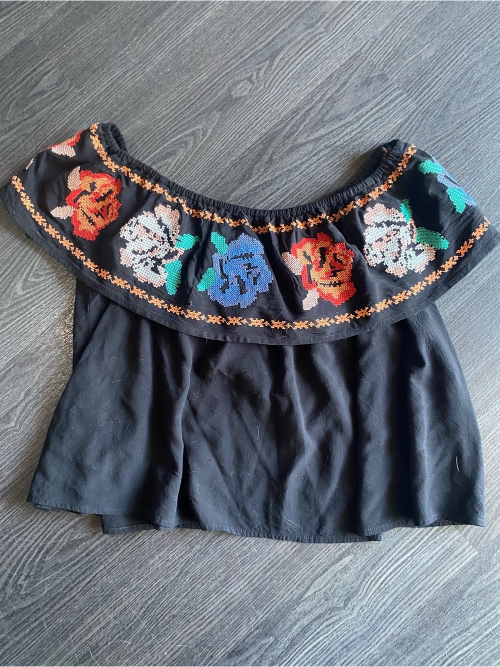 Sadie & Sage Floral Embroidered Off-the-Shoulder Top Size M Flowy Feminine